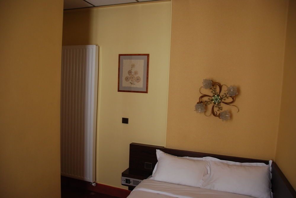 Courcelles Mederic Hotel Parijs Buitenkant foto